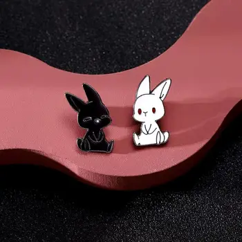 Sevimli Emaye pin Siyah Beyaz Tavşan Broş Çanta Elbise Yaka Pin düğme rozet Karikatür hayvan figürlü mücevherat en iyi arkadaşlar için Hediye